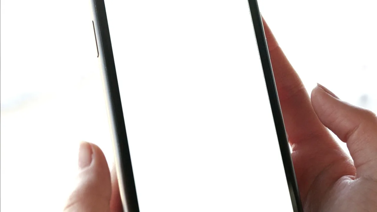 Elde tutulan akıllı telefon