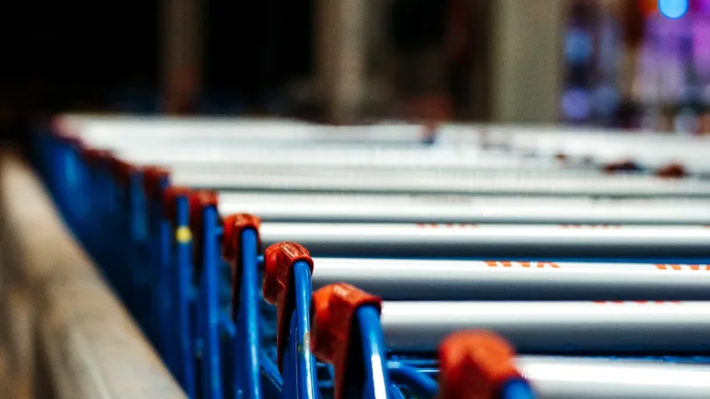Market rafında baharat ve sos ürünleri